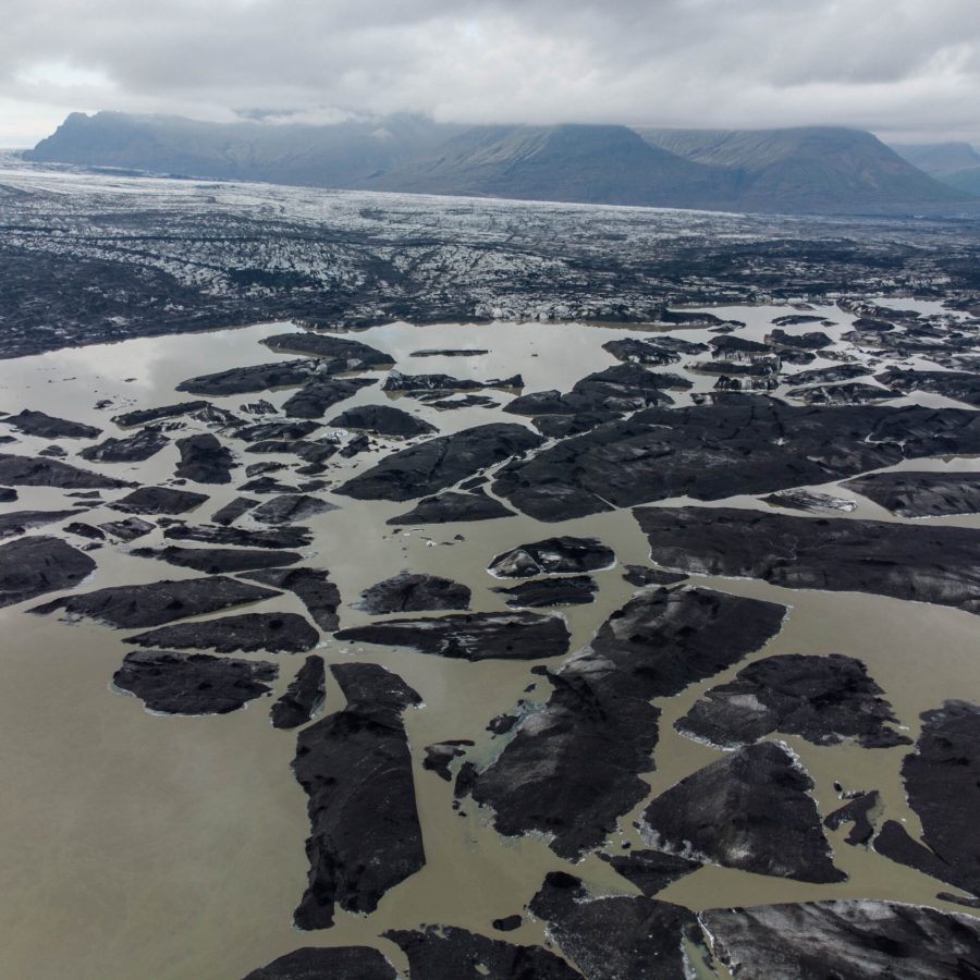 De tong van de Skeiðarárjökull valt uiteen in groeiende meren, augustus 2023.
