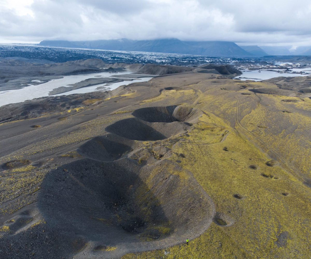 Doodijsgaten ten gevolge van de jökulhlaup van 1996 aan de oever van de Gígjukvísl, augustus 2023. Met een diameter van zestig meter zijn dit de grootste doodijsgaten van IJsland. Zie voor een perspectief de persoon op de voorgrond.