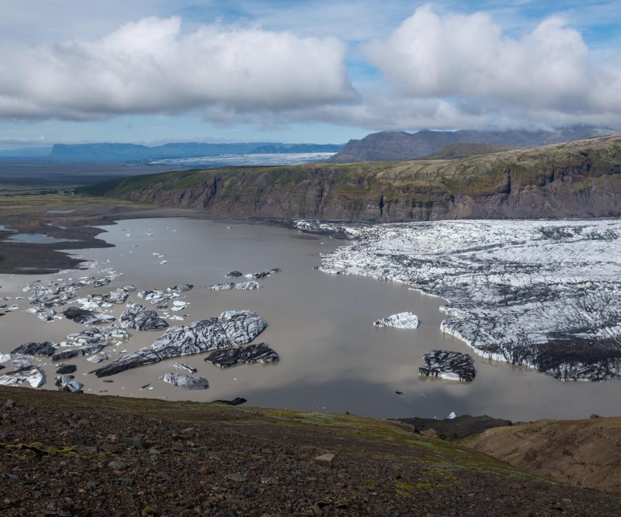 De Skaftafellsjökull ligt in een laagte zie zich met water vult.