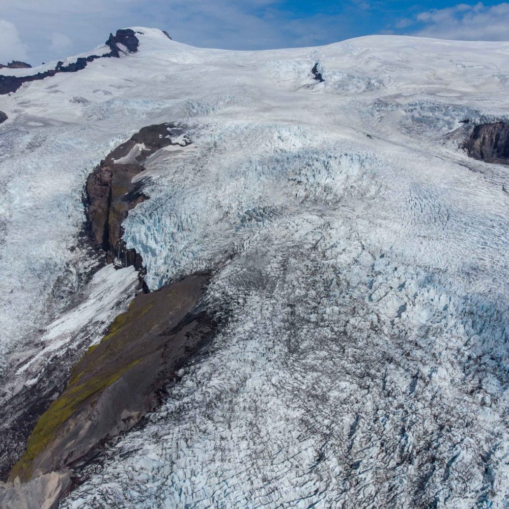 De Falljökull zit vol crevassen en leidt naar de Hvannadalshnúkur (linksboven).