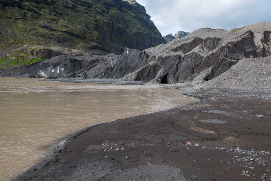 The lake borders Falljökull (black ice), August 2023.