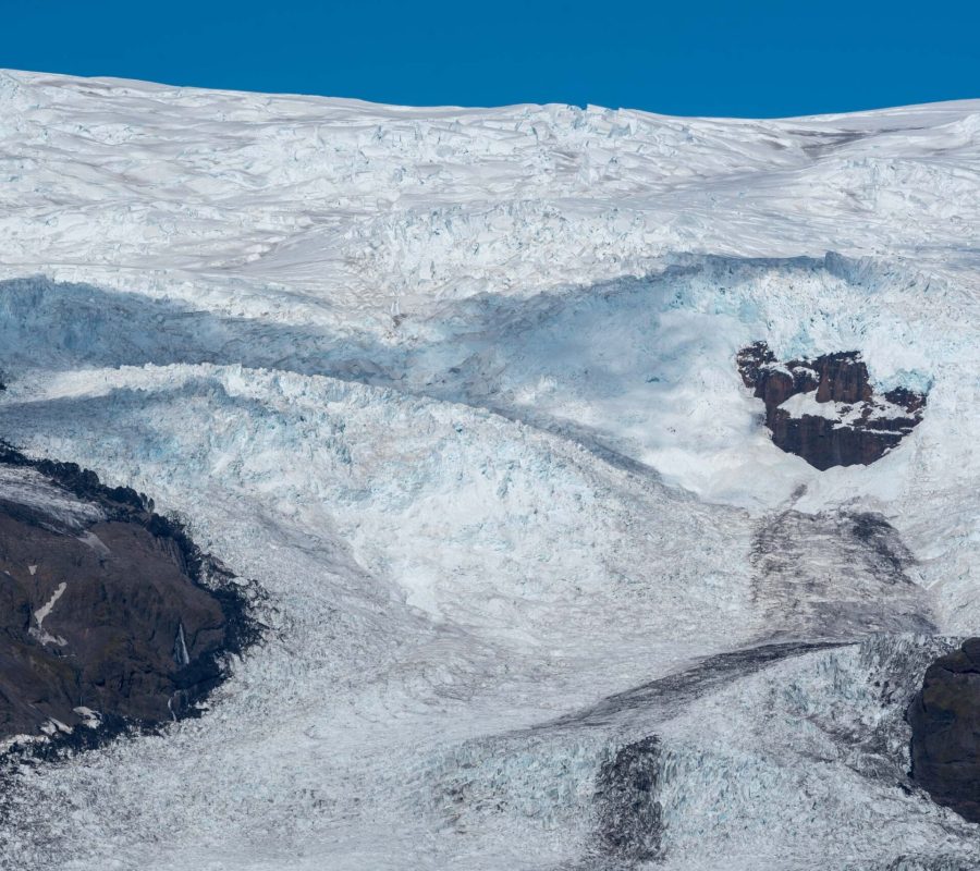 De ijsval met middenmorene van de Kvíárjökull.