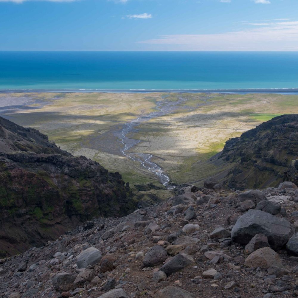 View at the Atlantic Ocean from the lateral moraine of Stigárdal, August 2023.