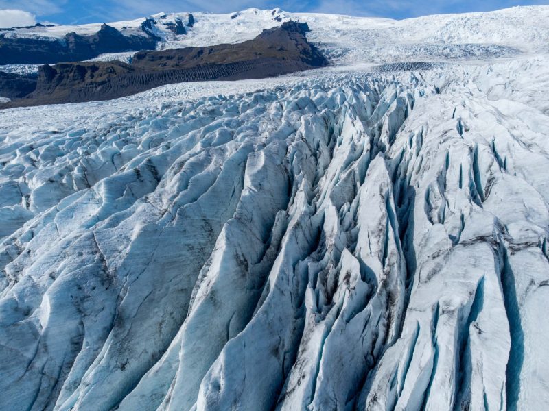 De tong van de Fjallsjökull zit vol (lengte)crevassen.