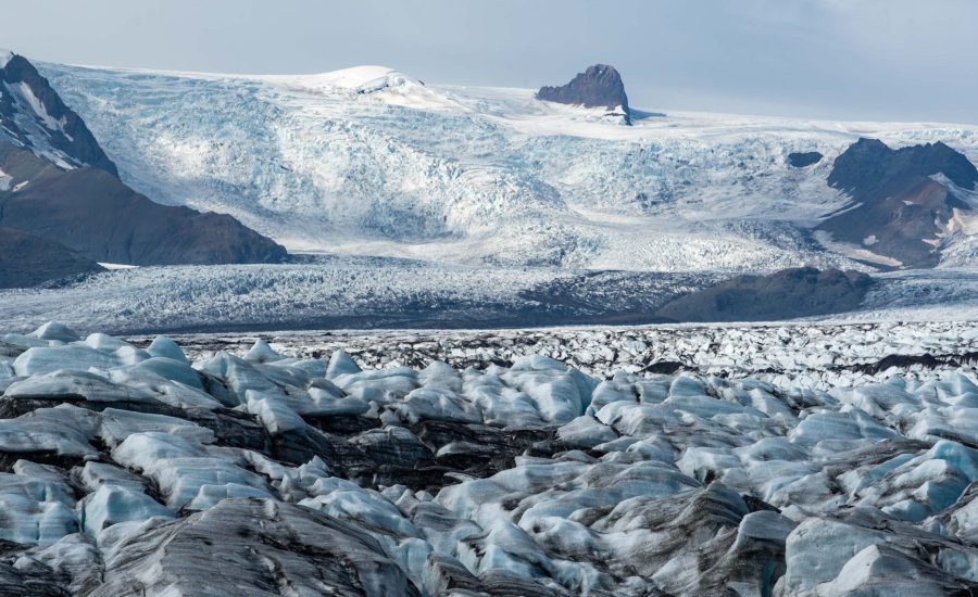 De ijsval van de Heljargnipujökull stroomt in de verte van de Öræfajökull.