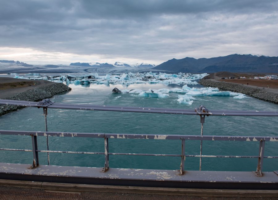 Vanaf de brug is goed te zien dat de ijsbergen blijven steken.