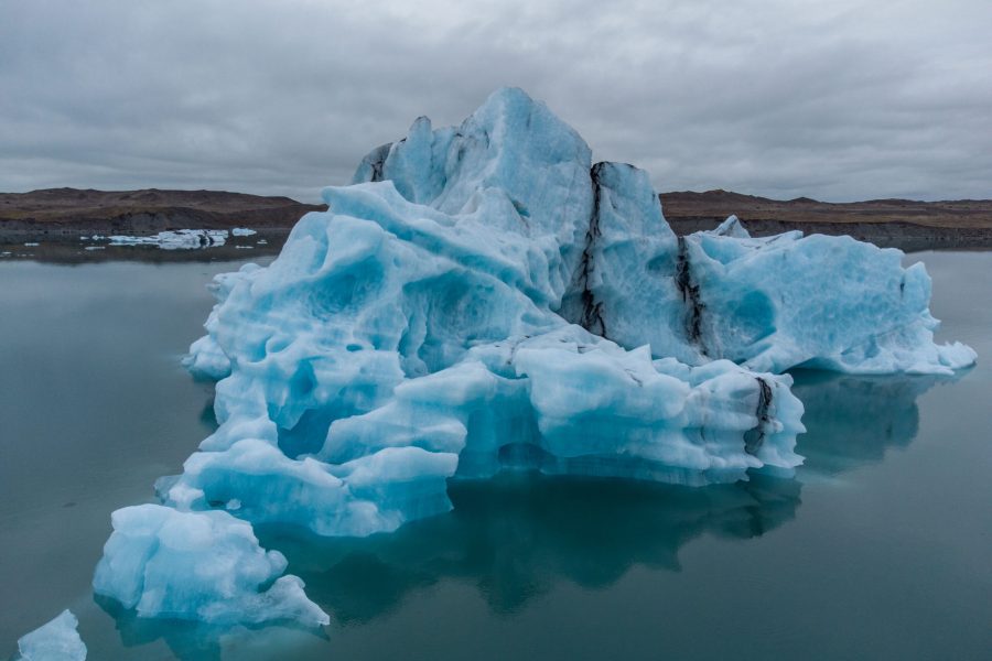 IJsberg in het heldere water van Jökulsárlón.