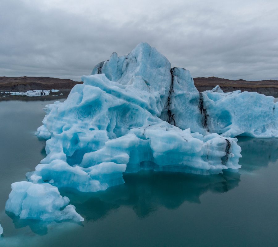 IJsberg in het heldere water van Jökulsárlón.