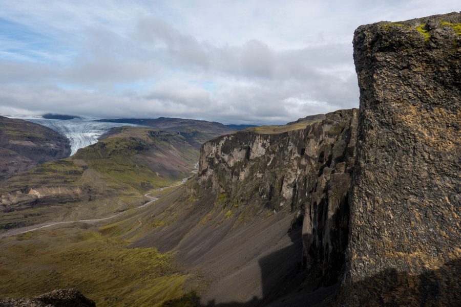 De kliffen van Tröllakrókar met de Axarfellsjökull op de achtergrond.