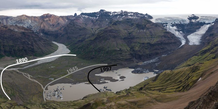 De omvang van de Morsárjökull in 1890 (wit), 1945 (grijs) en 1997 (zwart) gezien vanaf de Kristínartindar, juni 2023.