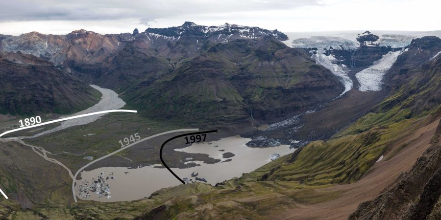 De omvang van de Morsárjökull in 1890 (wit), 1945 (grijs) en 1997 (zwart) gezien vanaf de Kristínartindar, juni 2023.