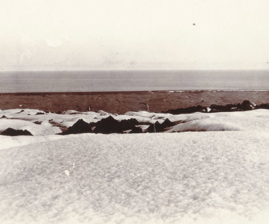 Zicht op de Atlantische Oceaan vanaf de Breiðamerkurjökull door Frederick Howell, circa 1900. Het Jökulsarlón bestond nog niet, dus draineerde de gletsjer via kleine stroompjes over een smalle spoelzandwaaier direct op de zee. Bron: Fiske Collection Cornell University Library.