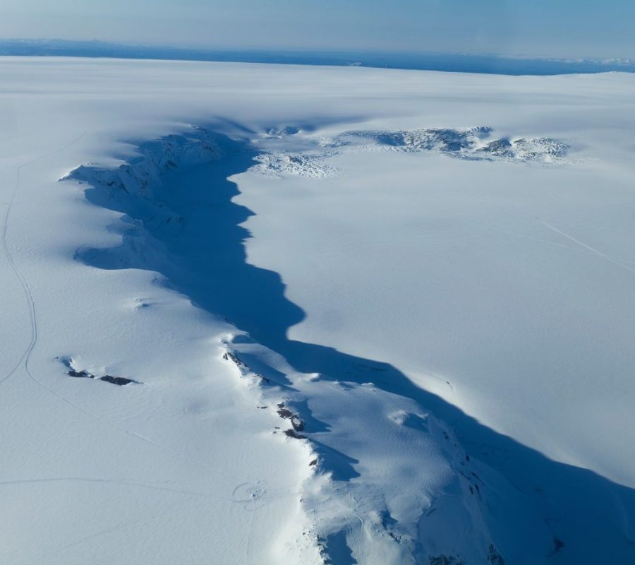 Grímsvötn vertoont zich als een laagte in de ijskap, 2021. Alleen bij grote vulkaanuitbarstingen is er open water te zien. Bron: RAX via Vísir.