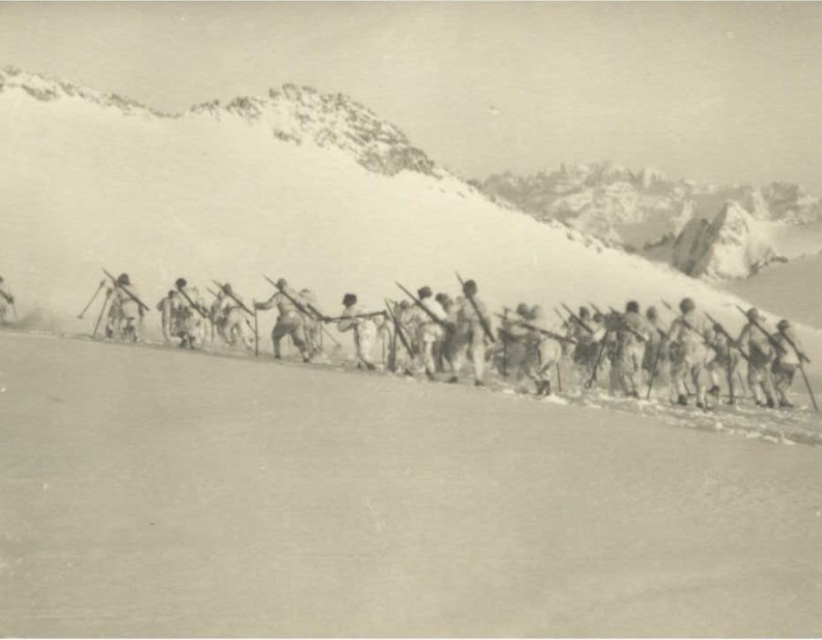 Italiaanse skipatrouille op de Adamellogletsjer, 1915-1918. Bron: Wikimedia commons.