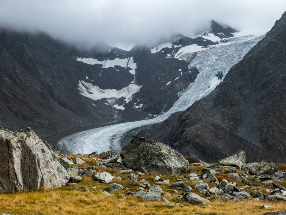 Zwaartekracht trekt ijs naar beneden. Glacier de Valsorey, Zwitserland.