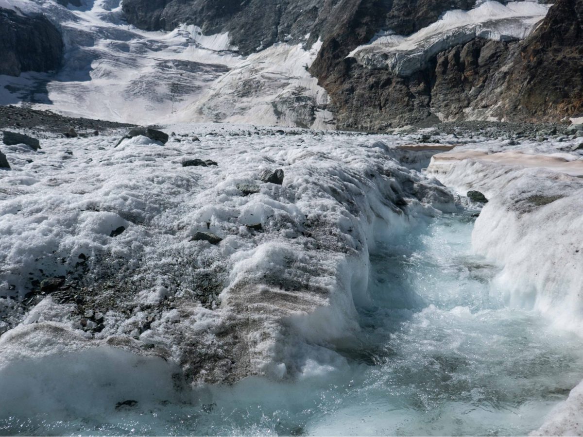 Smeltwater op de Glacier de Cheilon, Zwitserland.