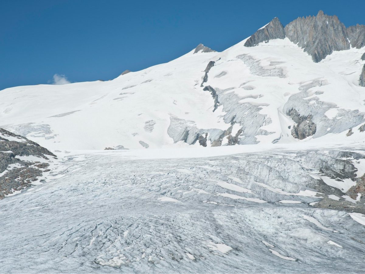 Hoge zone met sneeuw, lage zonder zonder. Rhonegletscher, Zwitserland.