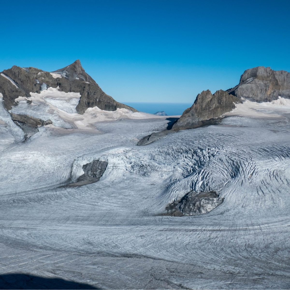 Gletsjer in disbalans: grotere smelt- (grijs) dan accumulatiezone (wit). Hüfifirn, Zwitserland.
