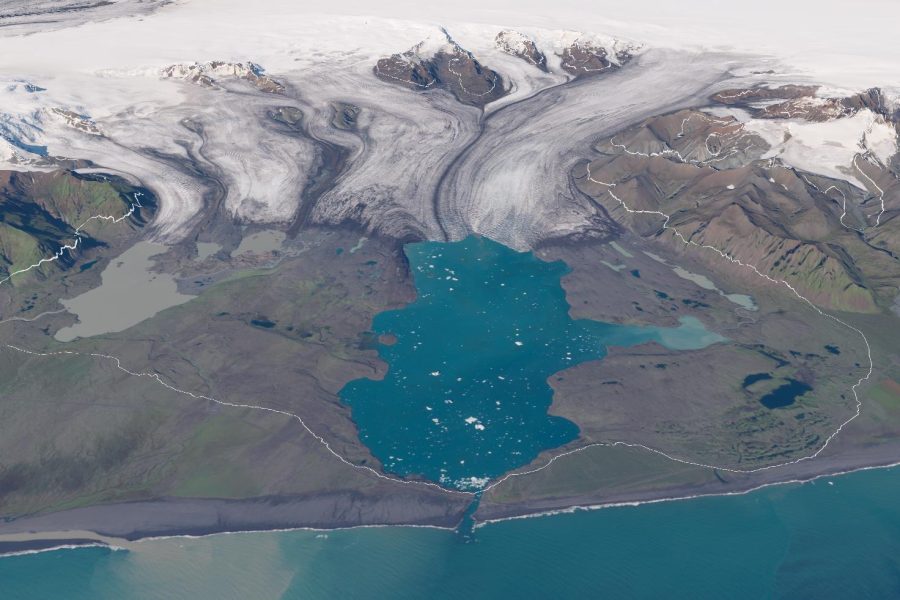 Satellietbeeld van de Breiðamerkurjökull met z'n maximal omvang als witte lijn.