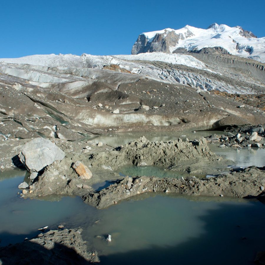 Langs de gletsjer ligt veel sediment dat de volgende winter verschoven kan worden, september 2016.