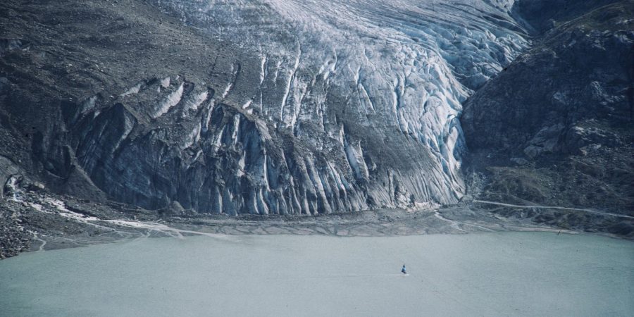 Steil front van de Steingletscher nadert de Steisee met windsurfer op het water, 1982. Fotograaf: Peter Hahn, collectie Bibliotheek ETH Zürich dia 348-00167.