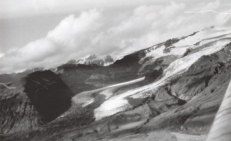 De Falljökull en Virkisjökull in 1938, gezien vanuit een vliegtuig. De 5000 jaar oude morenes liggen op de heuvels rechtsonder. Fotograaf: Sigurdor Thorarinsson, Jöklarannsóknafélag Íslands.