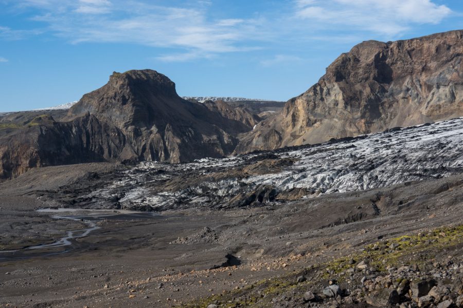 De jökulhlaup kwam uit het dal in het midden van de foto, pal achter de gletsjer.