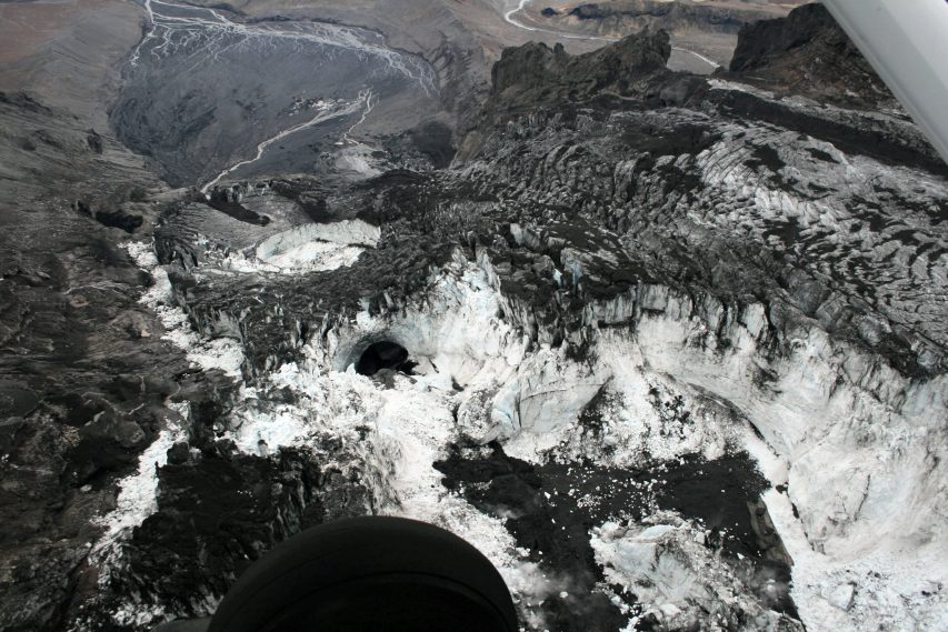 De ijsvrije kloof waar de lava doorheen stroomde gezien vanuit een vliegtuig op 14 mei 2010. Bron: Árni Sig via Flickr.
