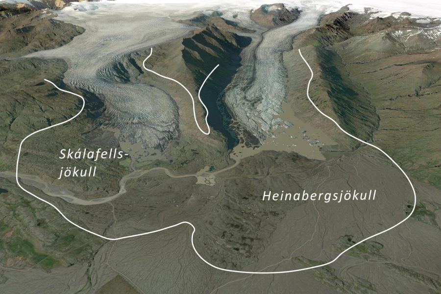 De Heinabergs- en Skálafellsjökull stroomden in de 19e eeuw samen. Hun maximale omvang is met een witte lijn aangegeven. Hoogtemodel onder ESRI World Imagery (2023), QGIS 3D.