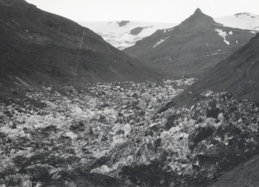 IJsbergen liggen op de bodem van het Vatnsdalur na de jökulhlaup van juli 1938. Foto: Sigurdur Thorarinsson, Jöklarannsóknafélag Íslands.