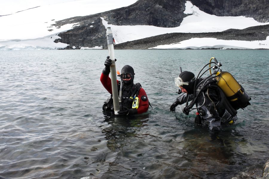 Divers with the sediment core from lake Juvvatnet, 2010.