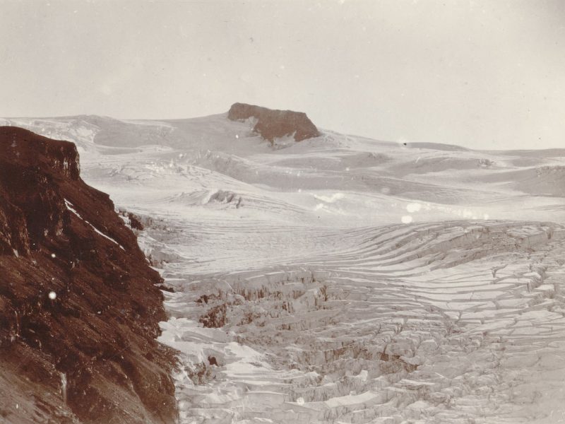 Foto van Howell uit 1891 met de openbrekende sneeuwlaag. Bron: Cornell University Library.
