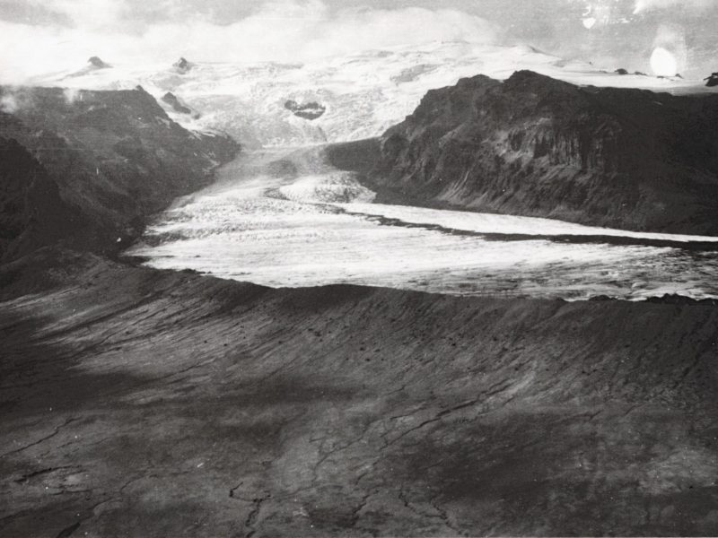 Kvíárjökull behind Kvíármýrarkambur moraine in 1938. Photographer: Sigurdor Thorarinsson, Jöklarannsóknafélag Íslands.