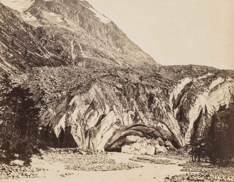 De Morteratschgletscher in 1867, toen hij ongeveer op z'n grootst was. Let op de bomen pal voor de tong. De fotograaf Adolphe Braun stond waar in 1908 het station is gebouwd Bron: Bibliotheek ETH Zurich foto Hs_1458-GK-B094-1867-0002.