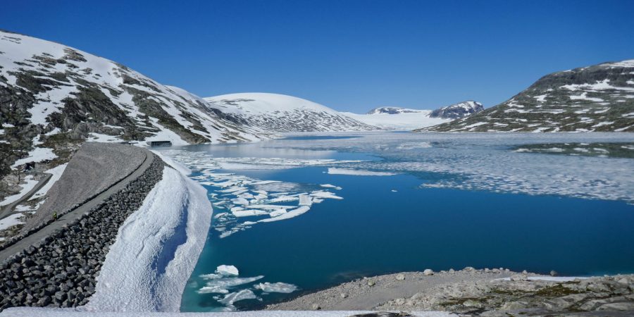 Dam van het Austdalvatnet met de gletsjer in de verte.