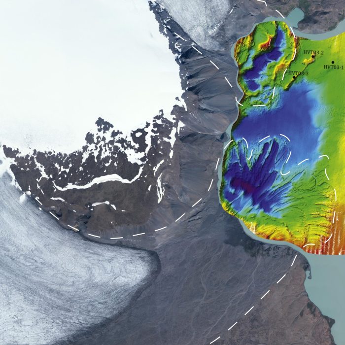 Luchtfoto van de Norður- en Suðurjökull, 2022. De witte gebroken lijn geeft hun maximale omvang aan en in het meer is de bodemtopografie weergegeven (blauw is diep, rood is ondiep). Bron bathymetrie: Larsen et al. (2011).