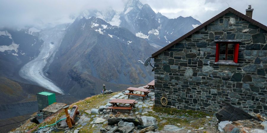 Cabane de Valsorey kijkt uit op de gletsjer, september 2020.