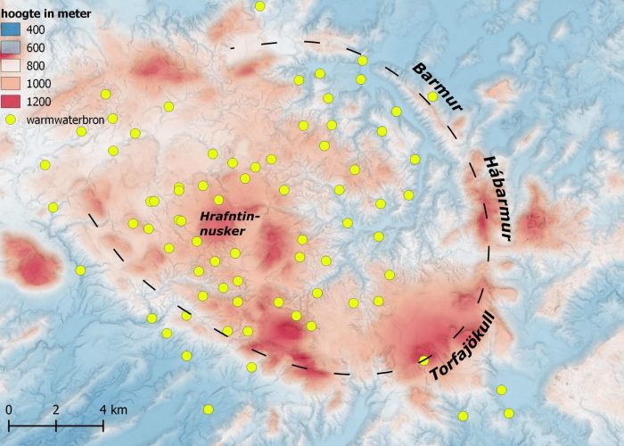 Hoogtekaart van Fjallabak. De zwarte lijn geeft de contouren van de Torfajökullkrater aan, de gele stippen zijn warmwaterbronnen. Data: Landmælingar Íslands via eurographics.com.